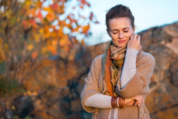 Porträt einer jungen Frau an einem Herbstabend im Freien — Stockfoto