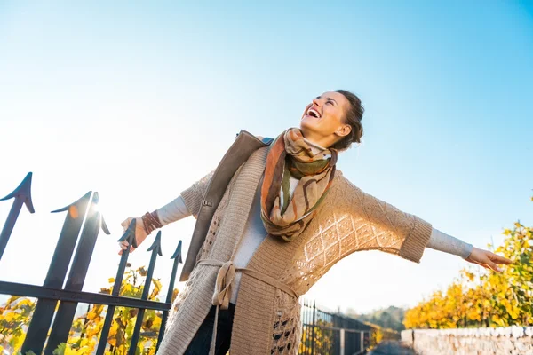 Heureuse jeune femme s'amuser en automne en plein air — Photo