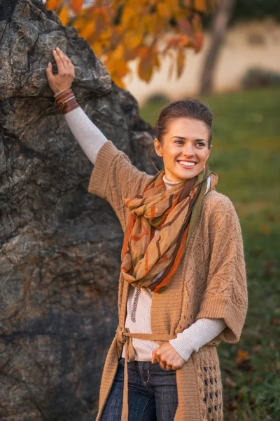 Porträtt av glad ung kvinna i höst utomhus i kväll — Stockfoto