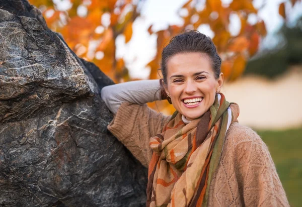 Portrait of smiling young woman in autumn outdoors in evening — Stock Photo, Image