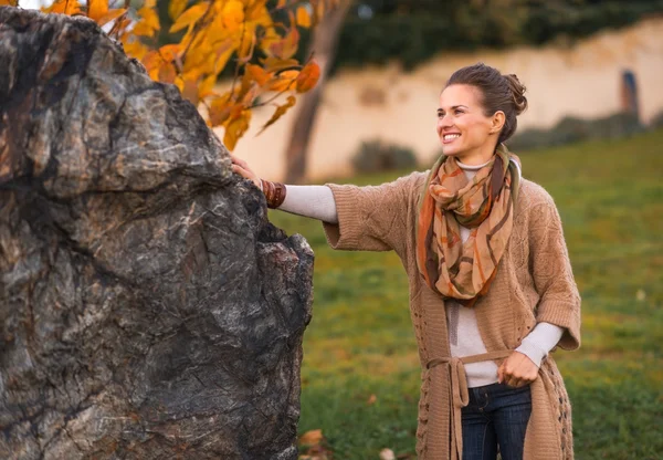 Portrait of happy young woman standing in autumn park in evening — Stock Photo, Image