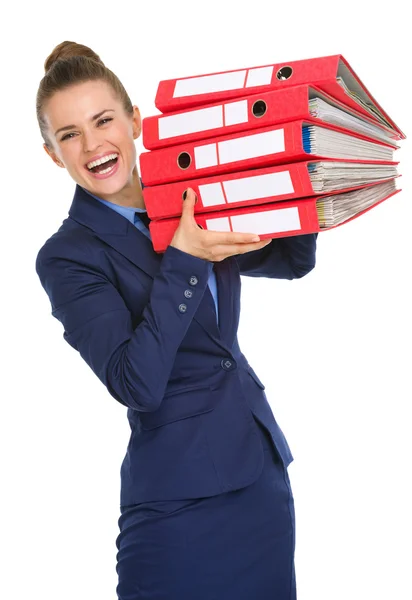 Mujer sonriente sosteniendo pila de archivos en el aire y riendo — Foto de Stock