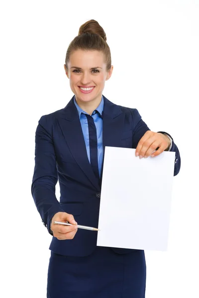 Empresária segurando papel em branco, apontando com caneta — Fotografia de Stock