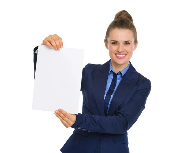Mujer de negocios sonriendo y sosteniendo un pedazo de papel en blanco —  Fotos de Stock