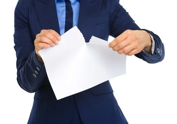 Nahaufnahme einer Geschäftsfrau, die ein Blatt Papier zerreißt — Stockfoto