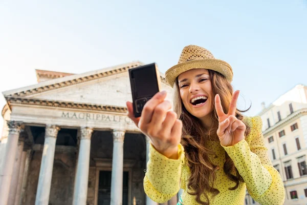 Smiling woman taking selfie at Pantheon doing victory gesture — Stok fotoğraf