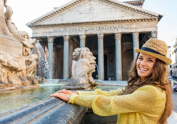 Smiling woman tourist at the Pantheon fountain in Rome — Stock fotografie