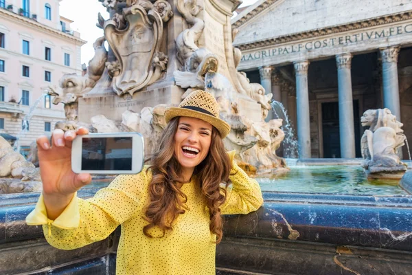 Laughing woman tourist taking photo at Pantheon fountain in Rome — Stok fotoğraf