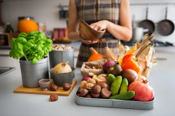 Seleção de frutas e legumes de outono no balcão da cozinha — Fotografia de Stock