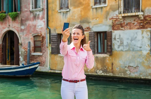 Woman tourist in Venice taking selfie and giving thumbs up — Stock Photo, Image