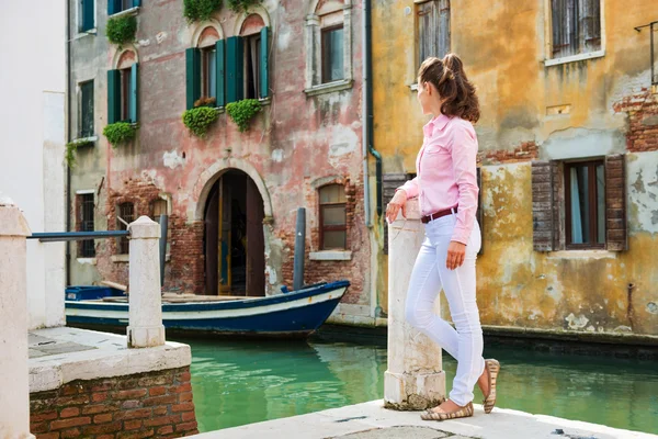 Woman tourist taking a break by one of Venice's canals — 图库照片