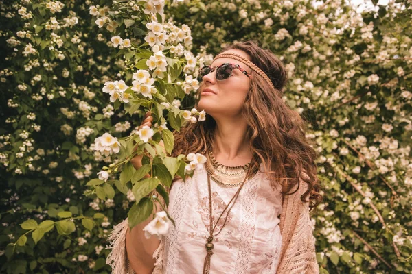 Bohème junge Frau genießt Blütenduft — Stockfoto