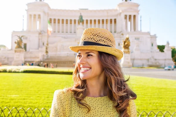 Femme souriante touriste regardant loin sur la place de Venise — Photo