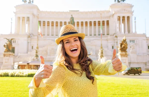 Mujer riendo da dos pulgares en la Plaza de Venecia en Roma — Foto de Stock