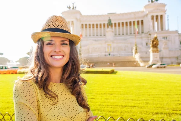 Donna turista sorridente di fronte a Piazza Venezia a Roma — Foto Stock
