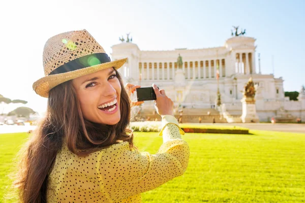 Laughing woman taking photo of Venice Square monument — стокове фото