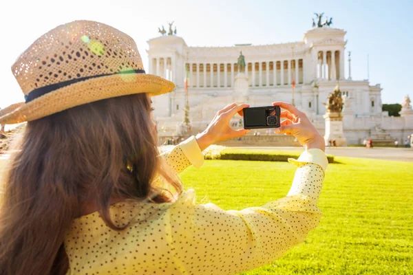 Woman seen from behind taking photo of Venice Square — стокове фото