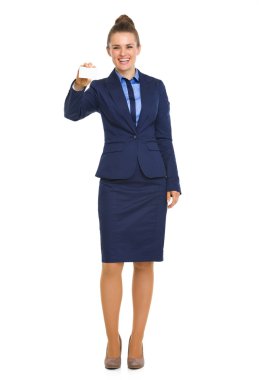 İş kartı tutan mavi elbiseli gülümseyen iş kadını