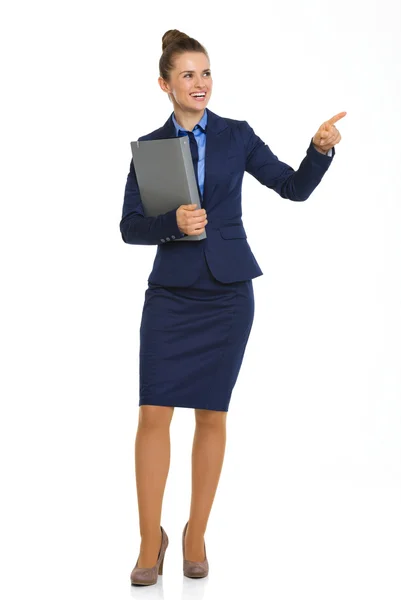 Mujer de negocios sonriente sosteniendo archivo y apuntando a la distancia — Foto de Stock