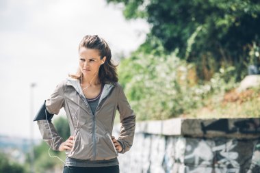 Kadın runner ile mesafe içine seyir kalça üzerinde eller