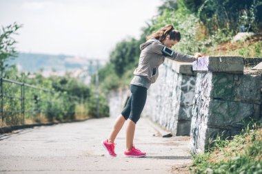 Taş duvara germe kadın runner