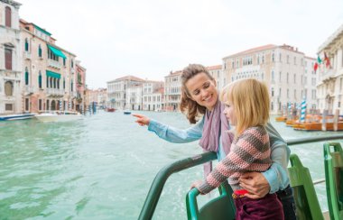 Anne kızına bir tekne yolculuğu iken manzaraları işaret