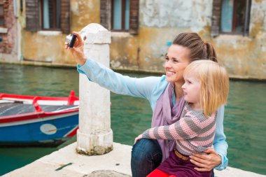 Mutlu anne alarak fotoğraf kızı izlerken Venedik