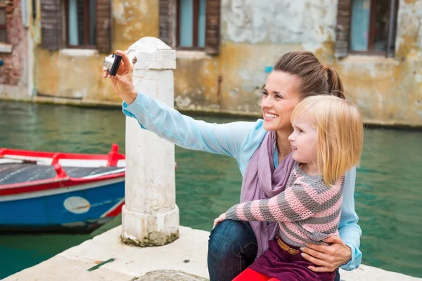 Mutlu anne alarak fotoğraf kızı izlerken Venedik