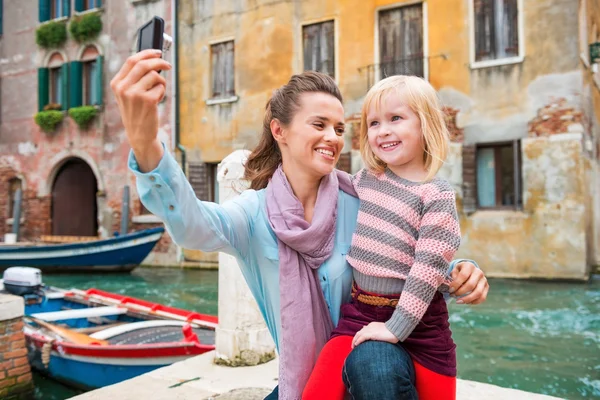 Happy mother and young daughter taking selfie in Venice — Stock Photo, Image