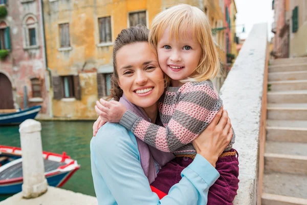 Ibu dan anak yang bahagia dan tersenyum berpelukan bersama di Venesia — Stok Foto