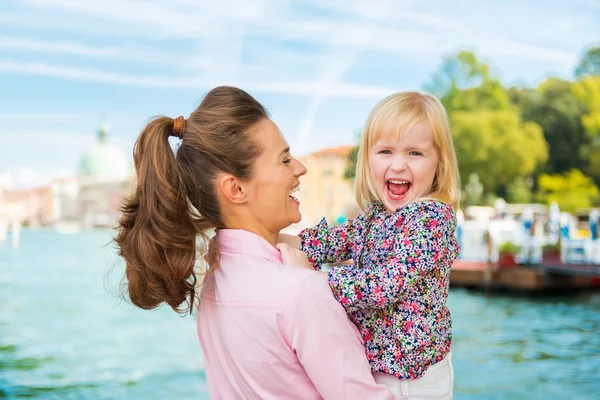 Profilde Venedik mutlu kızı tutan anne gülerek