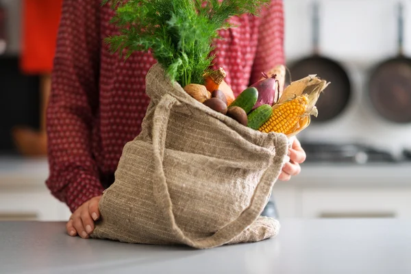 Fechar o saco de serapilheira cheio de legumes de outono — Fotografia de Stock