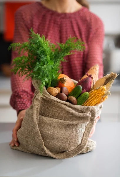 Fechar o saco de serapilheira preenchido com vegetais de queda com mulher — Fotografia de Stock