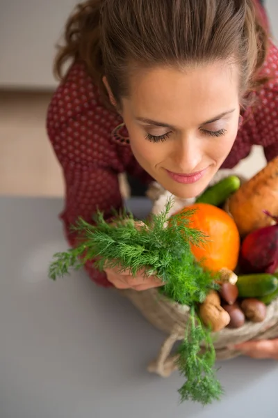 Frau mit geschlossenen Augen riecht frisches Herbstgemüse — Stockfoto