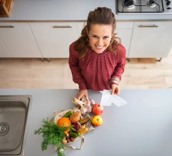 деньги в руках девушки. домохозяйка за ноутбуком. домохозяйка с деньгами грустная. деньги домохозяйки. деньги на ковре.