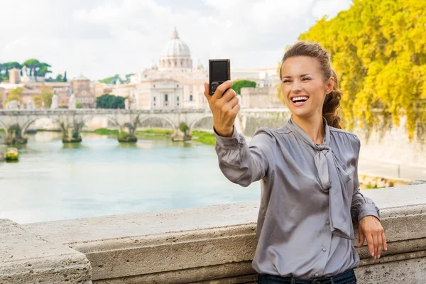 Smiling woman taking selfie in Rome by Tiber River — Stock Photo, Image