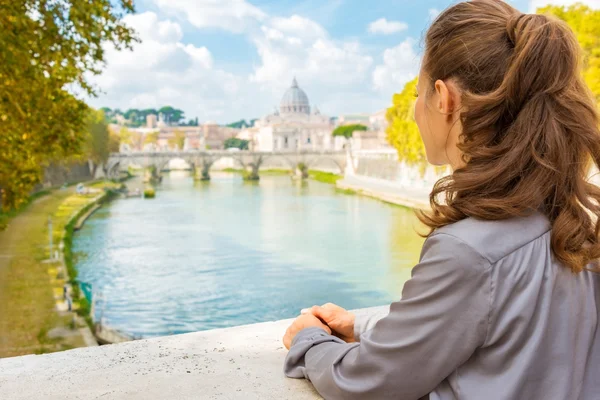 Elegante vrouw kijkt uit op de rivier Tiber in Rome — Stockfoto