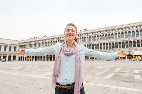 Happy woman tourist rejoicing on St. Mark's Square — Stockfoto