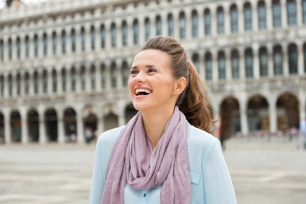 Laughing woman tourist on St. Mark's Square looking up — Stock fotografie