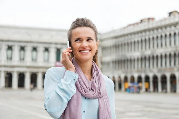 Woman talking on mobile in St. Mark's Square — Stockfoto