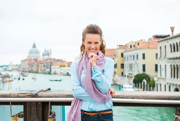 Giggling woman tourist on Bridge with arms crossed — Stockfoto