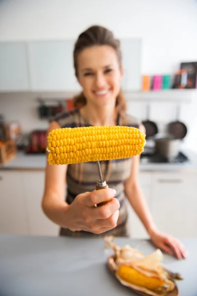 Primer plano de mazorca de maíz sostenida por la mano de una mujer anónima — Foto de Stock