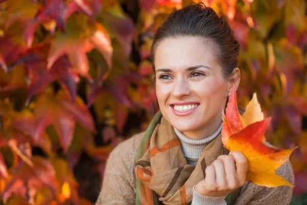 沉思的女人的肖像树叶在秋天的树叶 — 图库照片