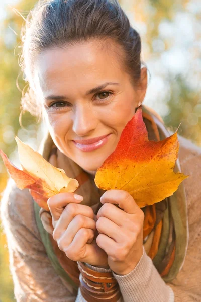 Πορτρέτο του χαμογελώντας χαλαρή γυναίκα με φθινόπωρο φύλλα — Φωτογραφία Αρχείου