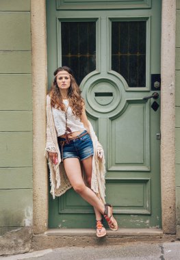 Dalgın hippi kadını ayakta açık havada giysiler boho