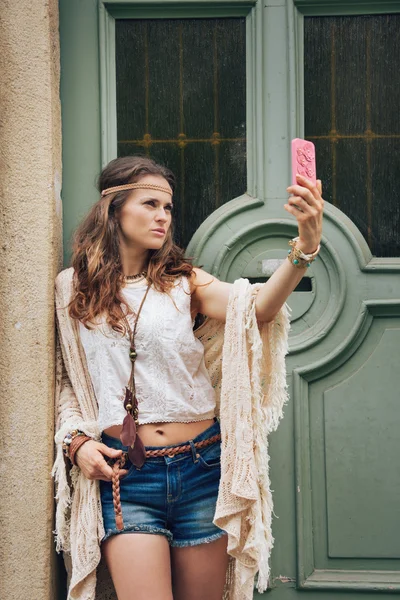 Portrait of hippie woman in boho clothes making selfie — Stock Photo, Image