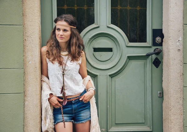 Retrato da mulher hipster na moda em pé ao ar livre contra a porta — Fotografia de Stock