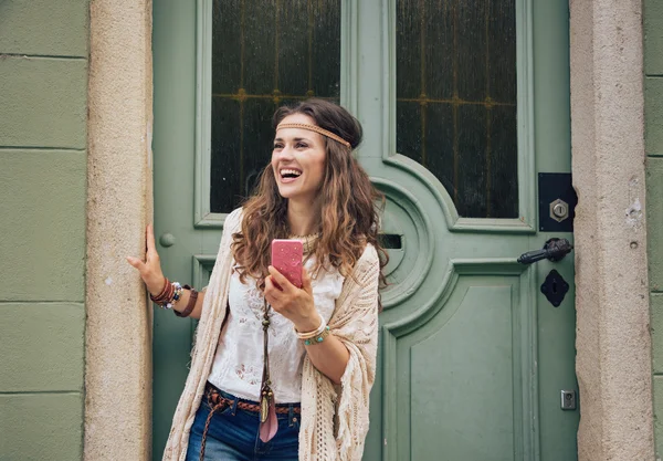 Mulher hipster na moda feliz com telefone móvel em pé ao ar livre — Fotografia de Stock