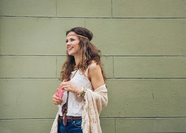 Feliz mujer hipster de moda de pie contra la pared al aire libre —  Fotos de Stock