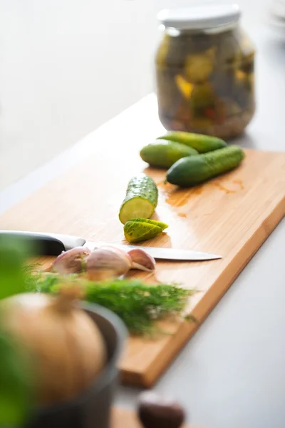 Closeup of fresh cucumbers, dill, garlic, onion and pickling jar — Stock Image Closeup of fresh cucumbers, dill, garlic, onion and pickling jar Stock Picture